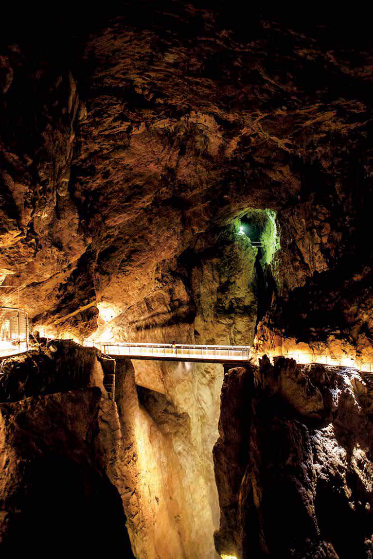 El puente Cerkvenik, suspendido 50 metros sobre el río Reka, cruza el impresionante cañón subterráneo de las cuevas Škocjan