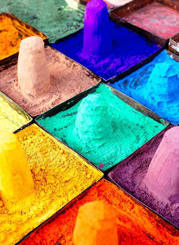 Colores para el festival Holi que celebra la llegada de la primavera. La austeridad define la vida de la mayoría de la población de India. 