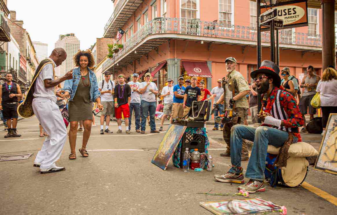 Darryl 'Dancing Man' Ypung anima a los transeúntes a participar en una actuación musical callejera en el Barrio Francés de Nueva Orleans. 