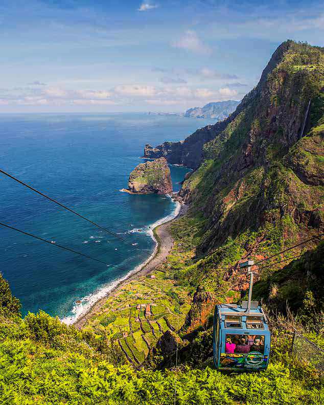 Los teleféricos salvan los inclinados desniveles de la isla y se acercan a los pies de los acantilados que la rodean