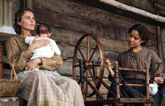 Keri Russell y Gugu Mbatha-Raw dan vida a las mujeres de la vida de Knight.