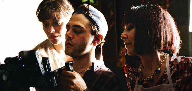 Xavier Dolan, entre Cotillard y la veterana Baye.