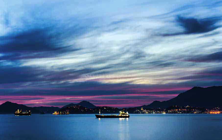Al atardecer en Manzanillo, el cielo estala en colores hasta que solo queda el tronar de las olas bajola luminiscencia de los barcos de cabotaje y la tenue luna. 