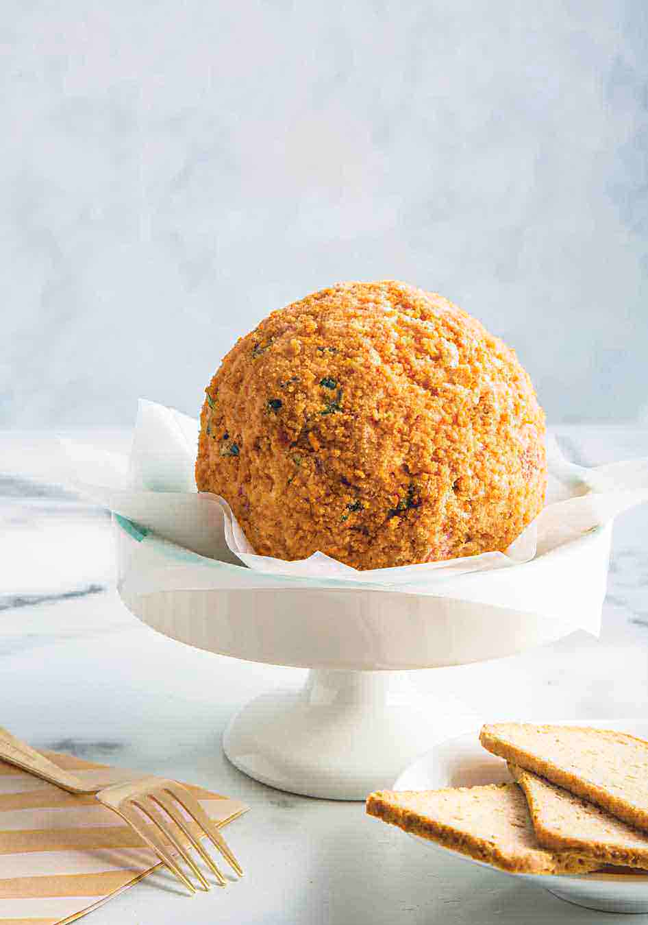 BOLA DE QUESO CREMA CON CHICHARRÓN Y PICO DE GALLO 
