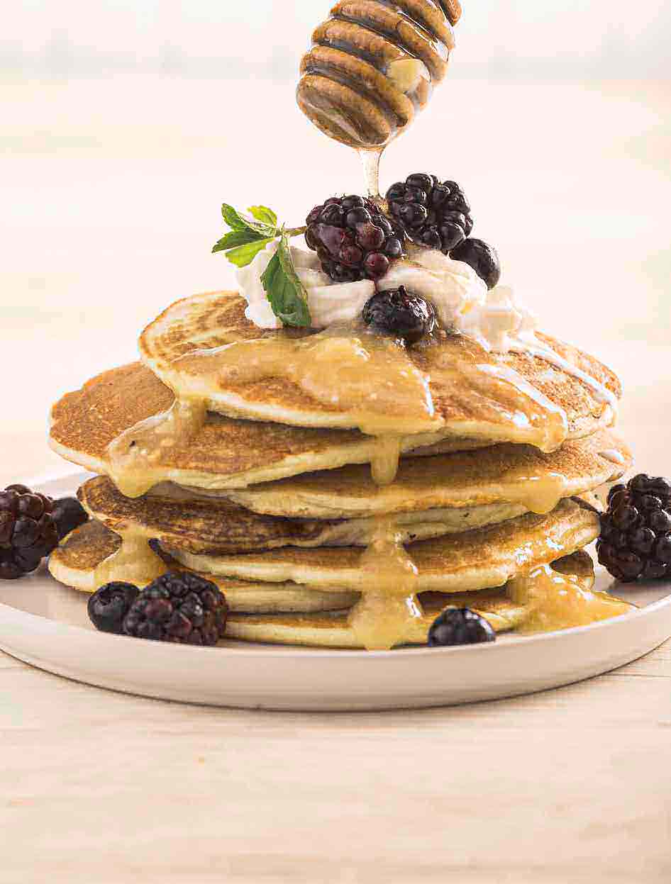 HOT CAKES CON PURÉ DE GUAYABA Y COTTAGE