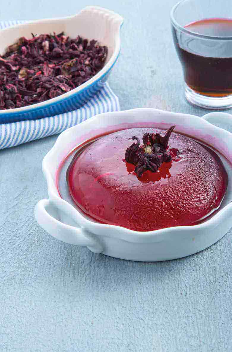 GELATINA DE FLOR DE JAMAICA CON SALSA DE VINO TINTO