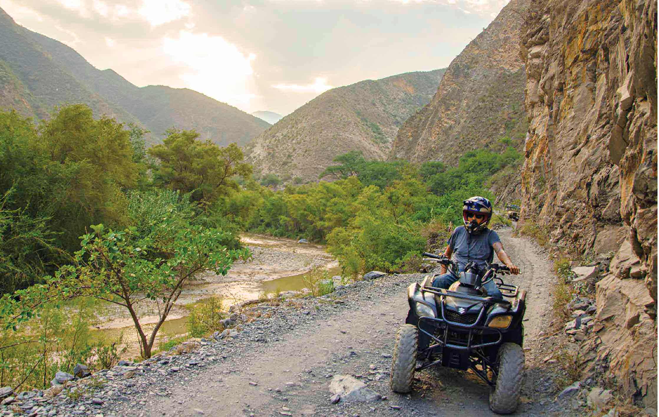 Visitante dando un paseo por los alrededores El Jabalí