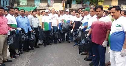 Swachh Survey 2020: Noida Authority Officials And Residents Clean Roads