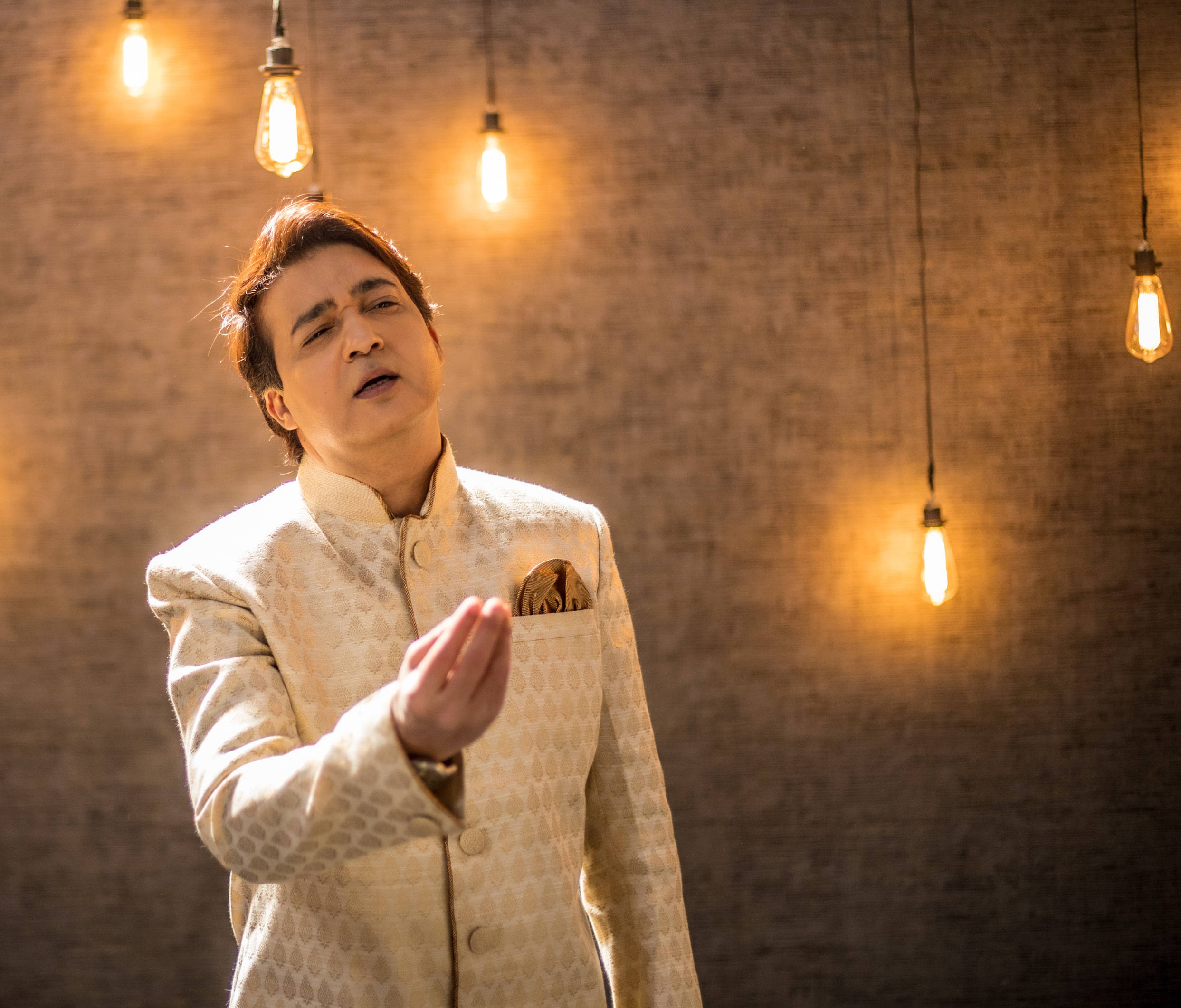 “No one from my own city knew me when I auditioned for Sa Re Ga Ma Pa but I remember going to Belgium with Mr Sonu Nigam and surprisingly, people knew me there.” – Mohammed Vakil
