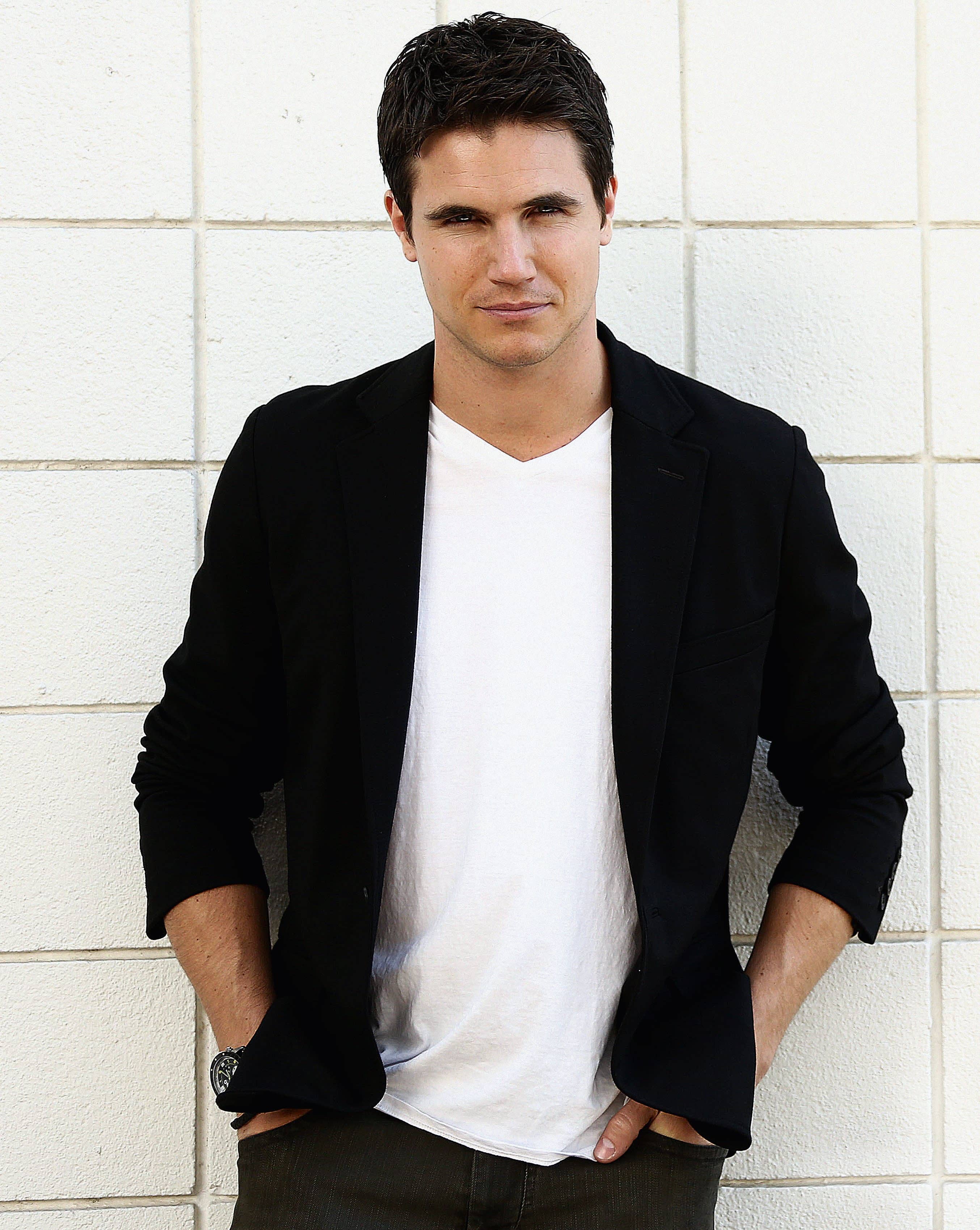 ROBBIE AMELL