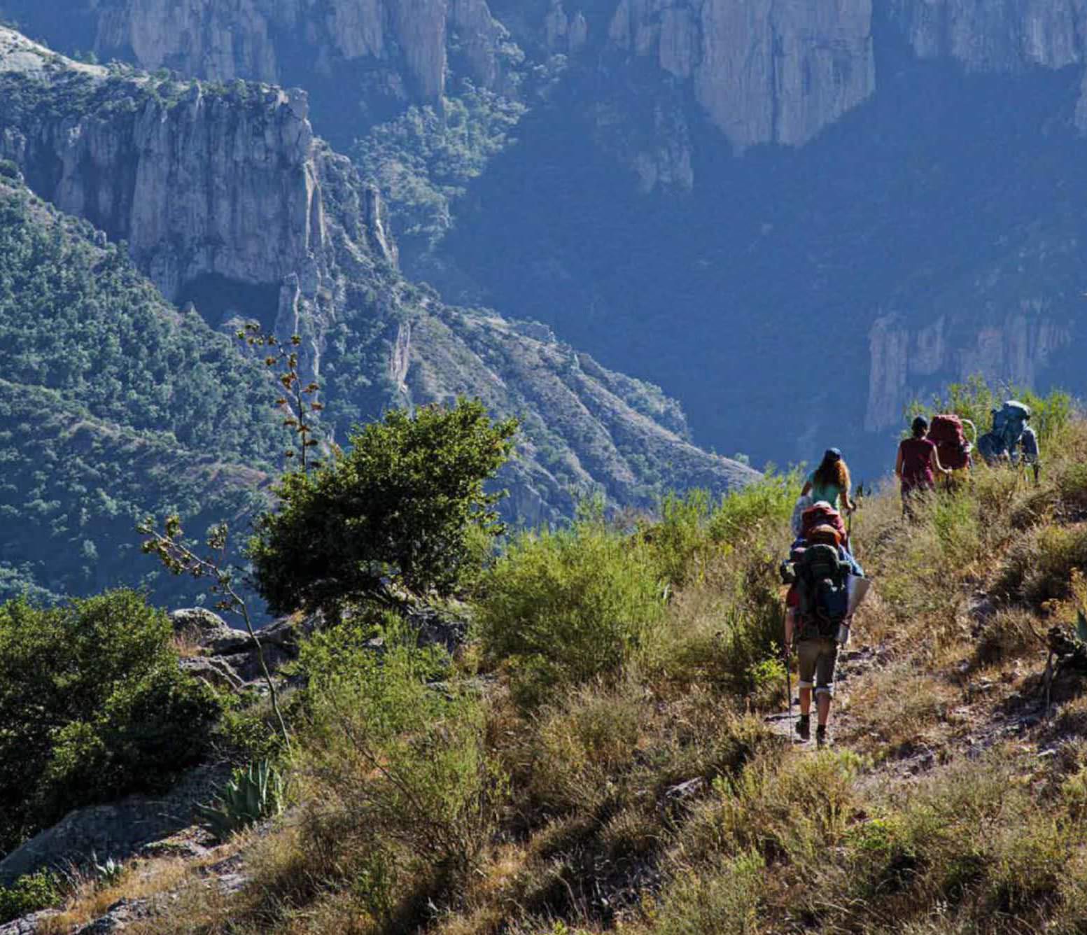 El senderismo en uno de los deportes de aventura en Chihuahua más populares.